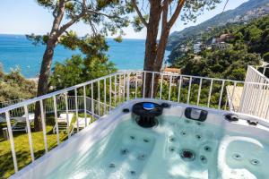 维耶特里Decori Suites Amalfi Coast的海景阳台上的热水浴池