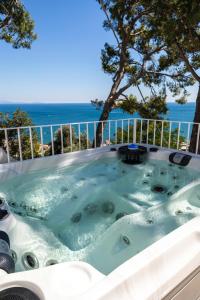维耶特里Decori Suites Amalfi Coast的背景为一个按摩浴缸,享有海景