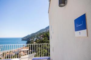 维耶特里Decori Suites Amalfi Coast的海景建筑上的标志