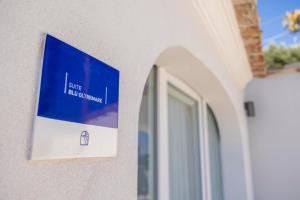 维耶特里Decori Suites Amalfi Coast的建筑物一侧的蓝色和白色标志