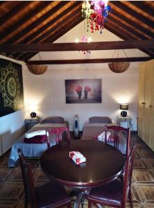 TenteniguadaSuite Zen y Cueva Refugio的一间带桌子和两张床的用餐室