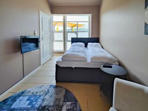 Kongsgata Apartments的一间小卧室,配有两张床和窗户