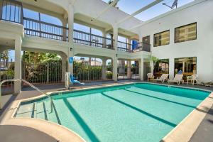 朗代尔Studio 6 Suites Lawndale, CA South Bay的房屋中间的游泳池