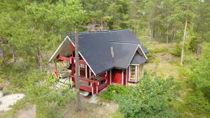 纳坦利Lomahyppäys的树林中红房子的顶部景色