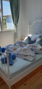 瓦尔纳Къща за гости Свети Йоан Кръстител的一张带蓝色枕头的白色床