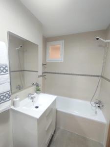 贝莱斯ALMIJARA的白色的浴室设有水槽和浴缸。