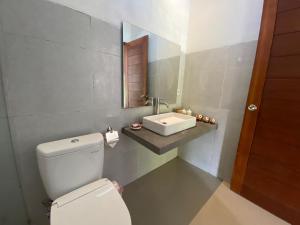 吉安雅Umah Nik Kepitu的一间带卫生间和水槽的浴室