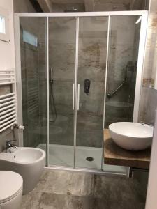 格拉多VILLA CARLOTTA GRADO的带淋浴、卫生间和盥洗盆的浴室