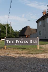 阿辛顿The Foxes Den的房屋前的狐狸窝标志