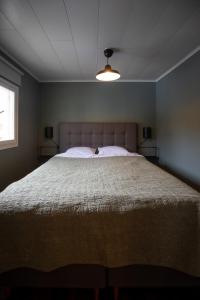 JomalaSleep Inn的一间卧室配有一张带白色床罩的大床