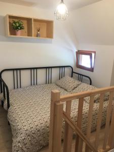 Arrens-MarsousMaisonette 'La Toue' in Pyrenees National Park的一间卧室配有一张木栏杆床