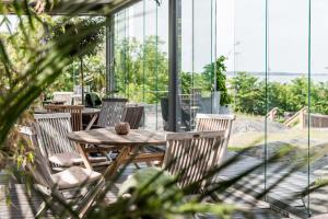 哥德堡阿尔肯及艺术花园Spa酒店的窗户间里的一张木桌和椅子