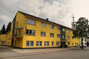 洪堡加尼住宿加早餐旅馆的街道边的黄色建筑