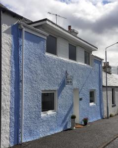 托伯莫里Glenelg的蓝色的建筑,前面有标志
