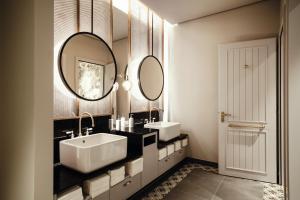 基拉尼The Dunloe Hotel & Gardens的浴室设有2个水槽和镜子