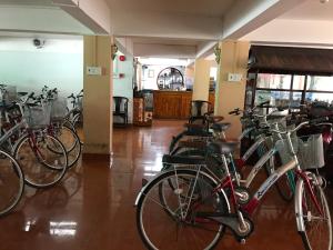 永隆Khách sạn Cửu Long A, chợ Vĩnh Long的停在房间里的一群自行车