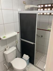圣若泽-达科罗阿格兰迪Pousada Lá Na Praia的一间带卫生间和黑色门的浴室