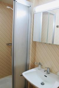 奥伯瓦尔德体育酒店的一间浴室