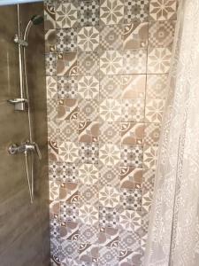 森格莱阿MoCo, modern comfort in historic city of Senglea的一间带淋浴的浴室和瓷砖墙