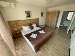 普里莫尔斯科Private apartments Stamopolu lux的一间卧室配有一张床,上面有两条毛巾