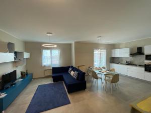 文蒂米利亚Appartamento Luigi的客厅配有蓝色的沙发和桌子