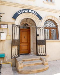 巴库Utopia Hotel Baku的通往酒店的入口,设有木门和楼梯