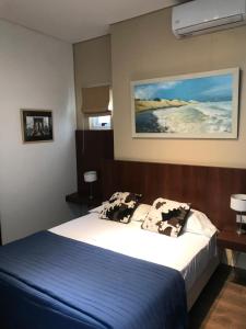 布宜诺斯艾利斯Habitaciones en Suite Balcarce的一间卧室配有一张带蓝色毯子和枕头的床。