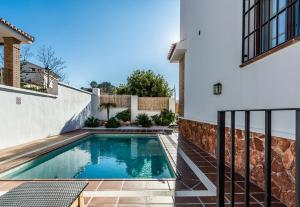 贝莱斯德韦瑙达利亚Villa Blanca - Granada Coast的一座房子后院的游泳池