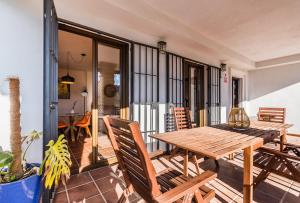 贝莱斯德韦瑙达利亚Villa Blanca - Granada Coast的阳台的用餐室配有木桌和椅子