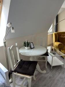 吕贝克菲林豪斯维图切特旅馆的客厅配有白色的桌椅