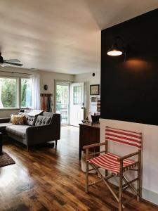 橡树岛Cottage by the Sea: Pagnotto Shellback House的客厅配有沙发和椅子