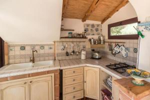 奥罗塞伊villa con immenso giardino的厨房配有水槽和台面