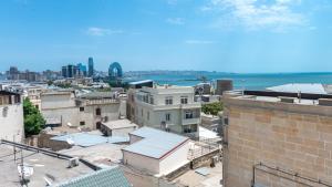 巴库Utopia Hotel Baku的享有拥有建筑和大海的城市美景