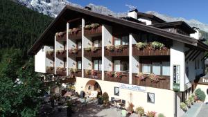 索尔达Alpina Mountain Resort的山间酒店,配有桌椅