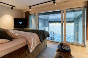 哈尔德韦克Nomad Water Studio的一间卧室配有一张床,享有水景