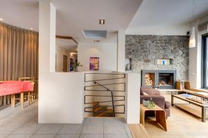 夏蒙尼-勃朗峰Chalet Safari. Face au Mont-Blanc.的带沙发和壁炉的客厅