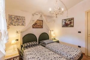 奥罗塞伊villa con immenso giardino的一间卧室配有两张床和吊灯。