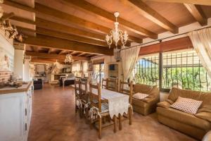 奥罗塞伊villa con immenso giardino的厨房以及带桌椅的起居室。