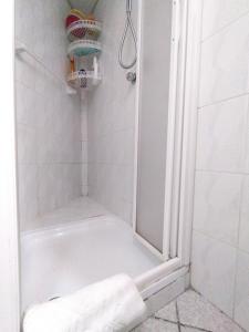 蓬泰迪莱尼奥GRAYNITE-Old Village Apartment的地板上配有毛巾和淋浴的浴室