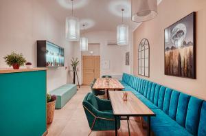 布拉格Salvator Boutique Hotel vegan-friendly的一间设有蓝色座椅和桌子的餐厅