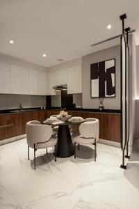 迪拜Lusso Hometels J One Business Bay的一间带桌椅的用餐室