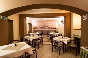 托伦波洛尼亚酒店的餐厅内带桌椅的用餐室