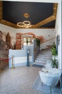 托伦波洛尼亚酒店的大堂设有楼梯和楼梯