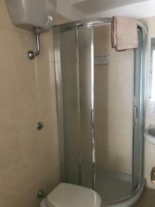 阿纳卡普里毕安卡玛利亚酒店的带淋浴、卫生间和盥洗盆的浴室