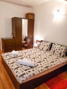 萨莫科夫Forest Sunrise的一间卧室配有一张床,上面有两条毛巾