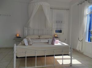 卡塔波拉勒格兰德布勒旅馆的窗户客房内的一张白色床