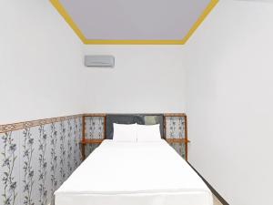 吉利马努克OYO 91192 Homestay Antara的天花板客房内的一张白色床