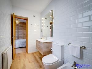 锡切斯锡切斯里贝拉海滩公寓的白色的浴室设有卫生间和水槽。