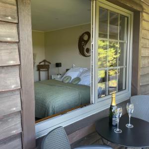 索姆勒兹Le Sommelet的一间卧室设有一张床,窗户设有桌椅