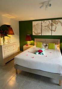 圣吕斯Ti Verger的卧室配有白色大床和绿色墙壁